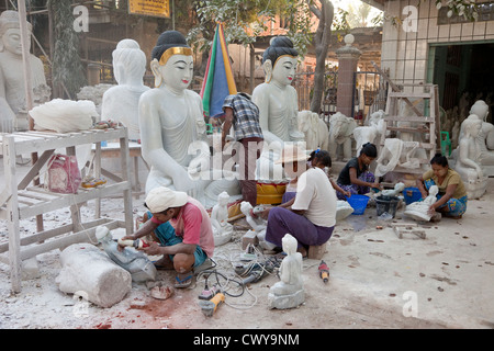Myanmar Birmania, Mandalay. Il Buddha scultori intagliare, la sabbia e il polacco Buddha dalla pietra. Molti sono esportate in Cina. Foto Stock
