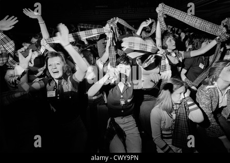 Bay City Rollers pop Group, una boy band degli anni '1970. Tifosi di gruppo che urlano e salutano sciarpe di tartan. Tartan era lo stile di moda promosso dai Rollers. NEWCASTLE REGNO UNITO 1975 HOMER SYKES. Foto Stock