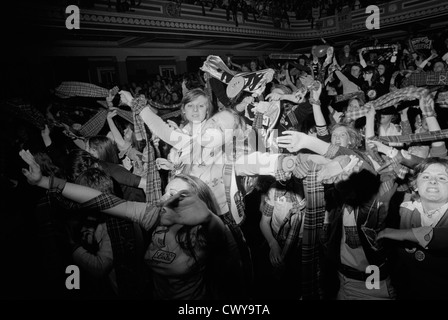 Bay City Rollers pop Group, una boy band degli anni '1970. Gruppo isteria adolescente tifosa isterica urlando e sventolando sciarpe tartan. Tartan era lo stile di moda promosso dai Rollers. NEWCASTLE, REGNO UNITO, HOMER SYKES. Foto Stock