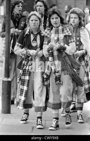 Bay City Rollers pop group, una band anni '70. I fan delle ragazze adolescenti aspettano che i rulli arrivino. Sono su un autobus turistico e daranno un concerto quella notte. Le sciarpe e i pantaloni corti e le sneakers in tartan erano lo stile di moda promosso dai rulli. Newcastle Regno Unito 1970 HOMER SYKES. Foto Stock