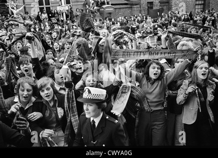 Bay City Rollers pop Group, una boy band degli anni '1970. I fan delle adolescenti aspettano l'arrivo dei Rollers. Sono su un autobus turistico e terranno un concerto quella sera. Sciarpe di tartan urlanti e sventolanti. Tartan era lo stile di moda promosso dai Rollers. NEWCASTLE REGNO UNITO 1970 HOMER SYKES. Foto Stock