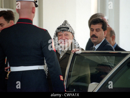 Il leader palestinese Yasser Arafat saluta come egli lascia la casa bianca a seguito di una riunione congiunta con il Presidente Clinton e il Primo Ministro israeliano Benjamin Netanyahu Settembre 28, 1998 a Washington, DC. In precedenza, diplomatici israeliani, parlando a condizione di anonimato, ci ha detto che vi era un accordo che Israele si sarebbe ritirata da un ulteriore 13 percento della West Bank -- aggiunta al 27 percento già promesso ai palestinesi. Foto Stock