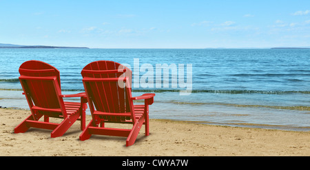 Pensione di aspirazioni e di pianificazione finanziaria simbolo con due vuoto azzurro adirondack sedie seduta su una spiaggia sabbiosa tropicale con vista oceano come un concetto di business del futuro il successo della strategia di investimento. Foto Stock