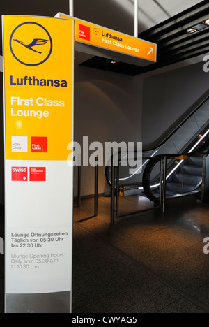 Ingresso alla Lufthansa First Class Lounge nel Terminal B, aeroporto di Francoforte sul meno (fra) Germania DE Foto Stock