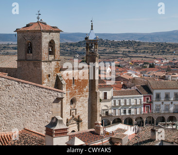 Vista in elevazione del "Iglesia de San Martin de Tours' in Trujillo (Cáceres, Estremadura (Spagna) con parte della piazza principale Foto Stock