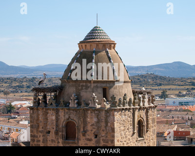 Dettaglio della parte superiore della "Torre del Alfiler' nella piazza principale (Trujillo, Cáceres, Spagna) Foto Stock