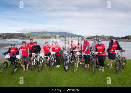 Un gruppo di ciclisti di equitazione in Karioi Classic per raccogliere fondi per il David Sheldrick Wildlife Trust, che supporta i rinoceronti e Foto Stock