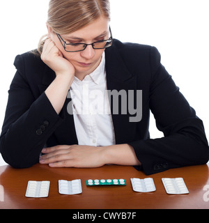 Business donna guardando i prodotti farmaceutici, isolato su sfondo bianco. Foto Stock