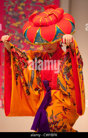 Una femmina di ballerina nella tradizionale abito di Okinawa esegue a Ryukyu Mura theme park a Okinawa, Giappone. Foto Stock