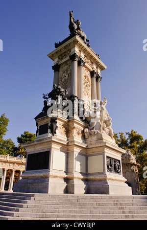 Monumento al re Alfonso XII di Spagna (1857-1885) nel Parco del Retiro di Madrid in Spagna. Foto Stock