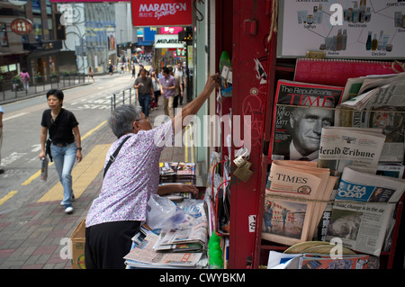 Una edicola in Hong Kong. 28-ago-2012 Foto Stock