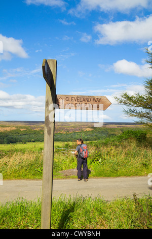 Escursionista femmina sul modo di Cleveland National trail lunga distanza sentiero vicino Kildale, North Yorkshire, Inghilterra, Regno Unito Foto Stock
