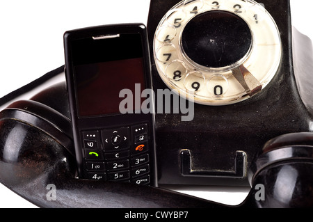 Foto del telefono moderno e un telefono cellulare vecchio a confronto con se stessi. Foto Stock