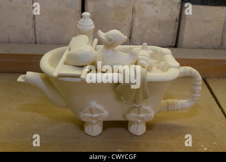 Centri di ceramica lustred e slip-cast, Ceramic Inspirations produttore specializzato in teapots di novità artigianali nel North Yorkshire Dales, Regno Unito Foto Stock