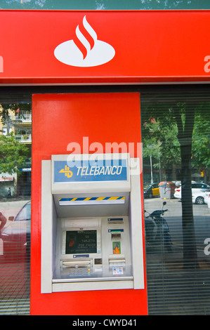 ATM della banca spagnola Santander a Barcellona, in Catalogna, Spagna, ES Foto Stock