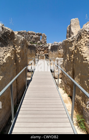 L'asse principale del Tempio Sud presso i templi di Ggantija vicino Xagha, isola di Gozo, vicino a Malta, Mare Mediterraneo Foto Stock