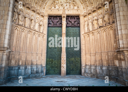 Ingresso alla bella cattedrale in Spagna. Antica e famosa chiesa in Toledo. Due porte verdi e pareti con sculture di santi. Foto Stock