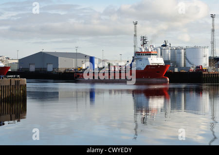 Il multifunzione nave offshore, ER Narvick, lasciando il porto di Aberdeen nel 2012 Foto Stock