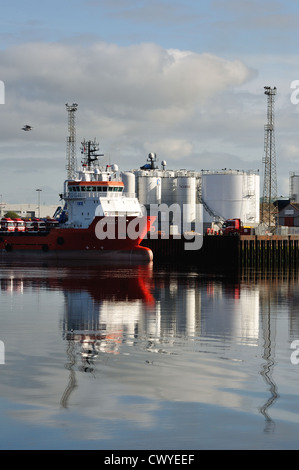 Il multifunzione nave offshore, ER Narvick, lasciando il porto di Aberdeen nel 2012 Foto Stock