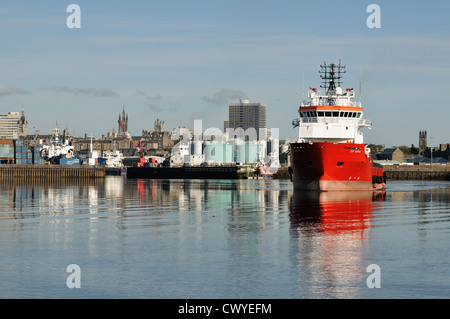 Il multifunzione nave offshore, ER Narvick, lasciando il porto di Aberdeen nel 2012 Foto Stock