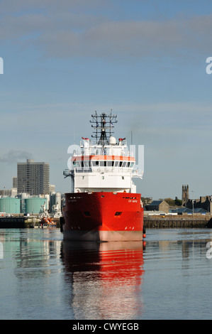 Il multifunzione nave offshore, ER Narvick, lasciando il porto di Aberdeen nel 2012 Foto Stock