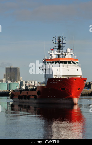 Il multifunzione nave offshore, ER Narvick, lasciando il porto di Aberdeen nel 2012 Foto Stock