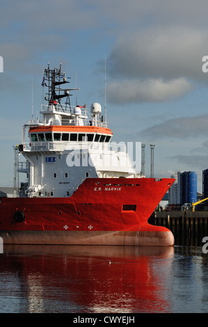 Il multifunzione nave offshore, ER Narvick, lasciando il porto di Aberdeen nel 2012 Foto Stock