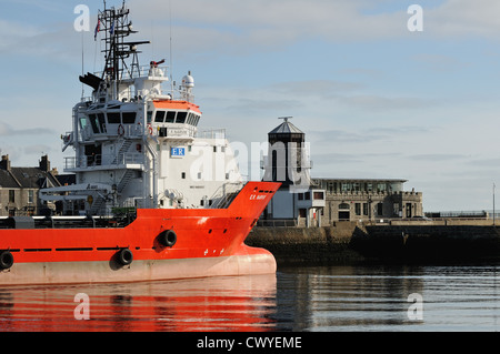 Il multifunzione nave offshore, ER Narvick, lasciando il porto di Aberdeen nel 2012 Foto Stock