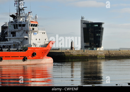 Il multifunzione nave offshore, ER Narvick, lasciando il porto di Aberdeen nel 2012 Foto Stock