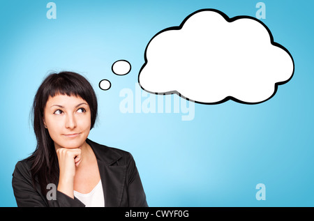 Bella giovane imprenditrice pensare a. Sfondo blu. Foto Stock