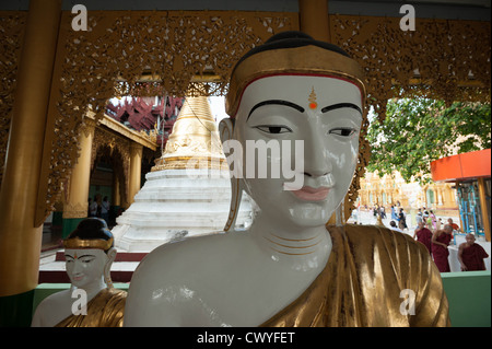 Una statua del Buddha in un santuario, Shwedagon Paya (Shwedagon pagoda), Yangon (Rangoon), Myanmar (Birmania) Foto Stock