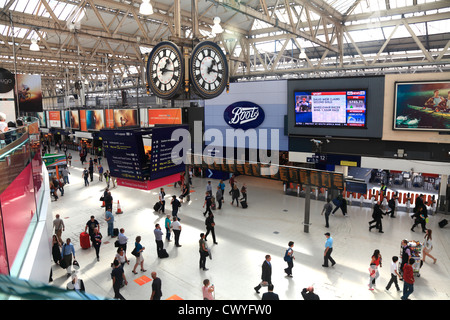 Stazione ferroviaria di Waterloo concourse a Londra REGNO UNITO. Foto Stock