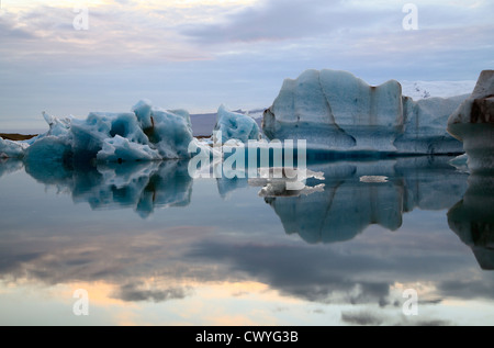 Iceberg nel lago glaciale Jökulsárlón di fronte del ghiacciaio Vatnajökull, Islanda Foto Stock