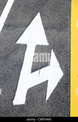 Street, strada, nella direzione della freccia Foto Stock