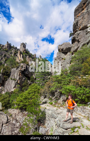 Donna escursionismo attraverso il Tavignano Canyon, Corsica, Francia Foto Stock