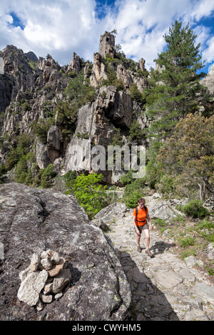 Donna escursionismo attraverso il Tavignano Canyon, Corsica, Francia Foto Stock