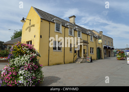 Il Kings Arms pub, High Street, Calne, Wiltshire, Inghilterra, Regno Unito Foto Stock