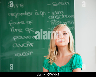 Ragazza adolescente in Aula pensando Foto Stock