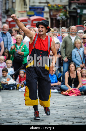 Una frangia attore intrattiene la folla e annuncia loro il Fringe mostrano su High Street di Edimburgo Foto Stock