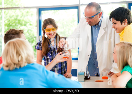 Insegnanti e studenti di sperimentare in classe chimica Foto Stock