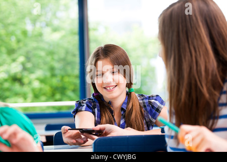 Ragazza sorridente in aula Foto Stock