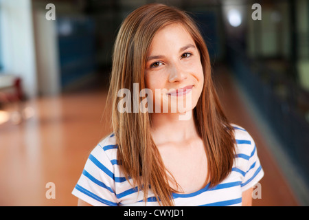 Sorridente ragazza adolescente nella scuola, ritratto Foto Stock
