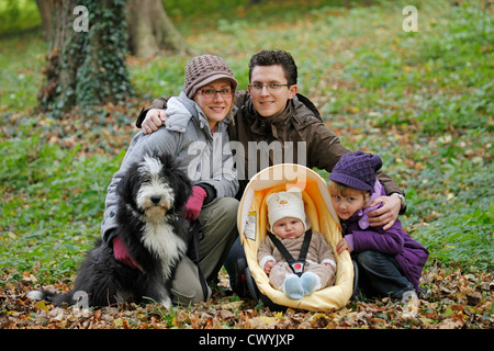 Famiglia con barbuto Collie Foto Stock