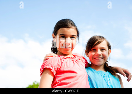 Due ragazze sorridenti all'aperto, ritratto Foto Stock
