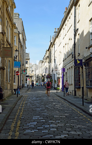 Strada di ciottoli, Queen Street, Bath, Somerset, Inghilterra, Regno Unito Foto Stock