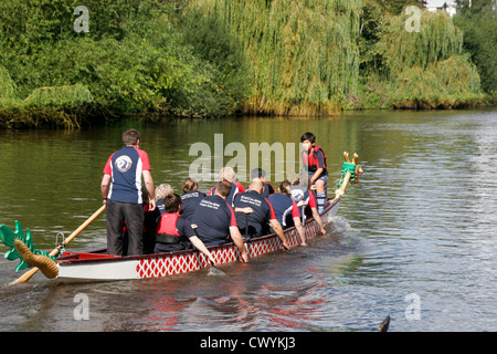 Dragon Boat Racing Club Execaliber fiume Severn Worcester Worcestershire Inghilterra REGNO UNITO Foto Stock