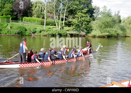 Dragon Boat Racing Club Execaliber fiume Severn Worcester Worcestershire Inghilterra REGNO UNITO Foto Stock