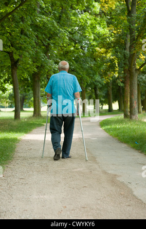 Il vecchio uomo a camminare nel parco Foto Stock