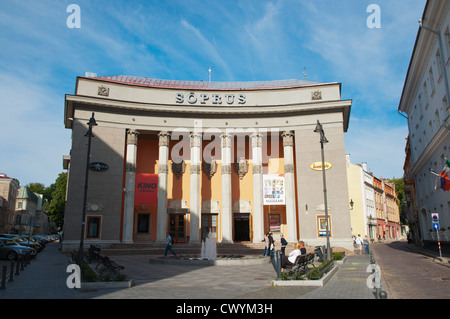 Periodo stalinista edificio che ora ospita cinema Soprus vecchio townTallinn Estonia Europa Foto Stock