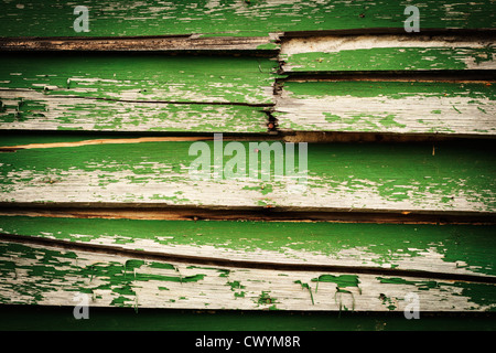 Vecchio, peeling, dipinte di verde schierata. Foto Stock